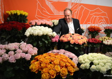 Misschien wel dé rozenman bij Dümmen Orange is Wout Oor, die, zoals altijd, weer een mooi nieuw soortje weet te promoten. Hier is dat de Noelia, een nieuwe witte van Spek Breeding (die Dümmen voor hen vermarkt). Naar eigen zeggen wordt hij met veel belangstelling door het beursbezoek geïnspecteerd.