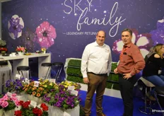 Ton de Bresser, accountmanager, en Klaus Gaumann, directeur marketing bij Selecta one. Men heeft per heden weer een nieuwe telg toegevoegd aan de Sky-family.