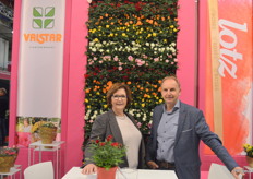 Plantenkwekerij Valstar heeft de brand Lotz of Roses volledig opnieuw ingevuld met een volledige nieuwe genetica (afkomstig van De Ruiter). Verkoopster Jolanda Nieuwenhuijze en teeltspecialist Hans Verbeek zijn er erg mee in hun nopjes. 