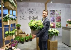 Soren Schroll of Schroll presenting their new green variety; Green Fusion. It is a long-lasting variety - during trials, it flowered up to half a year. The name Fusion illustrates fusion of pink and blue color of the flowers.