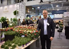 Klaus René Hansen of Gartneriet Brolykke next to the iQRose series that they created with Graff Breeding. New in the series is Isabella, a 2 colored rose (white on one side and red on the other). They started only about 3 years ago and their iQRose varieties are being sold all over the world already.