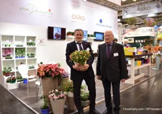 Herbert von Danwitz and Klaus Hörmandinger of von Danwitz presenting their calibrachoa; Candy Bouquet. It was introduced last year and special about this variety is the changing colors of the leaves.