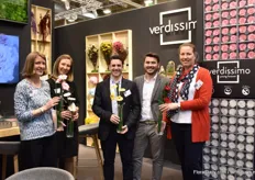 The team of Verdissimo presenting their new preserved gerberas that are available on stem and as flower head. Besides that, they recently launched a DIY package and video for the end consumer. With this package, the end consumer can easily assemble their own preserved flower.