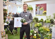 Alexander Kientzler of Kientzler presenting Fruhlingsflirs and the award it won at the Novelty awards. It is a vegetative white flowering with pink eye plant. This year during the FlowerTrials, this German breeder and propagator will be presenting its novelties in the Netherlands at FN Kempen in Mijdrecht instead of Germany.