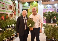 Luca Quilic of Flora Toscana, a cooperative in the Italian horticultural sector, with Adrian Parsons of Helix Waxflower, a Australian wax flower breeding company. Parsons is holding a relatively new variety named Moonlight Delight (Chameloucium uncinatum) that is grown in Italy and Spain. "It is a variety with big white flowers and one of the most trendy we have now in the EU", says Quilic.