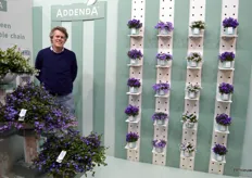 Ewoud Meeuwissen van Addenda, met op de foto o.a. de Ambella en Adonsa productlijnen.