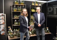 Martijn Frank en Jan Timmermans van PT Creations, die weliswaar nu druk zijn met het maken van arrangementen voor de lente & Pasen, maar die met het hoofd ook alweer een paar seizoenen verder zijn.
