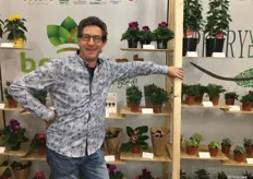 Louis van Dijk van AllSenza met een breed assortiment aan potplanten.