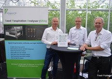 Does a seed 'breath'? Important to know, for if it doesn't, it's probably dead. Team Fytogora, with Wessel Holtman, Berry Oppedijk en Bert van Duijn.