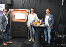 Martin de Deyne, Ab van Staalduinen en Harm van Adrichem with Gerabox. Visitors guessing the amount of lego building blocks in the glass vase get to use the Gear Sense crop-camera one year for free.