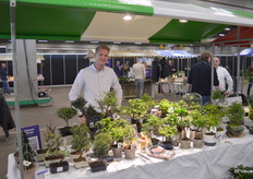 Berend Buijsman van Oriental, uiteraard bekend van de bonsai dat het tegenwoordig behalve in meer traditionele presentaties ook levert in arrangementen, in glas, met keramiek of in kweekpot - noem maar op, maar alles met als doel een breder publiek aan te spreken.