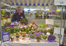Piet Valstar van Kuivenhoven Poeldijk, dat verschillende mooie bloeiers (waaronder de campanula's van Addenda) op de planken heeft staan.