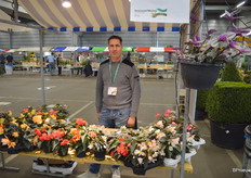 Arjo Maat van Kwekerij Maat heeft zijn begonia's weer beschikbaar. Hij heeft zijn kas maar enkele maanden in het jaar nodig, de rest van de tijd verhuurt hij hem aan derden (voorheen een leliekweker, vanaf komend seizoen aan iemand met pothortensia's). Zelf is hij dan als teeltman 'in dienst' in zijn eigen kas.