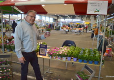 Gerard Voois van Kwekerij de Rijke, met in het assortiment een opvallende mini-noviteit, de Diantus Scully in potmaat 7 cm.