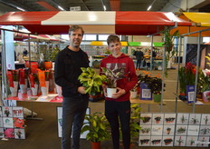 Ronald van der Knaap van Kwekerij Tass, samen met stagiair op het bedrijf Brent de Bakker. Naast de fushion white is er nu ook de fushion yellow.