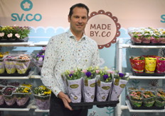 Raimond Hogendoorn van SV.CO met hun gevuld bloemige Lisianthus, de Lisi Lova. Deze komt uit hun Lisianthus serie Julietta. Sinds twee weken weer in productie en deze zijn in 9 & 12 centimeter vanaf het voorjaar weer beschikbaar.