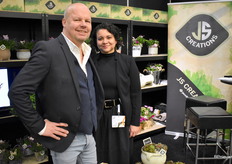 Erwin en Karla Kleverlaan, van JS Creations, met nu al het kerstassortiment aanwezig op de beurs. Je moet er vroeg bij zijn ivm lange levertijden. 