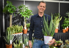 Patrick van Paarssen van Joyplant met een Aloëvera in de hand. Hij presenteerde voornamelijk Aloëvera en Rhipsalis op de beurs.
