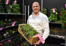 Ruud van Emmerik met een mooie Fuchia in de hand, een echte wandhanger in een nieuwe verpakking van Plantise. Ruud stond op de beurs voor zijn kwekers; Kwekerij Henri-Jet, Plantise, Kwekerij Wouters en Island Plants.
