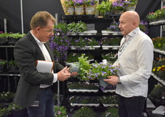 Accountmanager van Waterdrinker, Wilbert Schimmel op bezoek bij Rene Millenaar van RFH. Rene stond op de beurs voor zijn kwekers; Montis, Staalduinen, Rodon en Rene Hoogenboom.