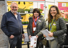 Dolf van Heijningen in gesprek met Barbara en Matthia van de Klokservice Verkauf Topf van Veiling Rhein-maas.