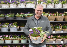 Jan Timmermans van PT-Creations met een van hun pot en perk concepten.