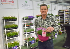 Ronald Lamers van Sierteelt Sales uiteraard ook present voor zijn kwekers. Ronald met de Dianthus Pink Kisses.
