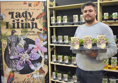 Thomas Staats van Mulders Sierteelt met een echte tuinorchidee, de Lady Lilian. Thomas stond op de beurs met zijn Inca Goudbes, Anna Maïs en de Lady Lilian.