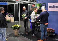 Peter van den Ham en Erik Bos van Nolina druk in de weer met klanten.