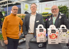 Martien Koomen samen met Gertjan Rigter en Jos van der Drifter van Kebol. Martien Koomen, trouw als altijd, stond op de beurs voor zijn kwekers. Onder anderen voor Kebol.