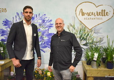 Nick Duijvestijn samen met Carl Grootscholten van Carl Sales Support. Nick heeft nu naast de Agapanthus potmaat 27 & pot 19 een uitbreiding met een perkplanten mix.