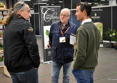 Matthijs van der Knaap (rechts) van Plant Creations druk in gesprek met Marcel Hoogendoorn (links) van Houwenplant en Ruud Görtjes.
