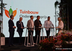 De genomineerden van de TOP op een rij met v.l.n.r. Peter Wijnen van Wijnen Square Crops, Hans Ammerlaan van Ovata, Edwin Steenbergen van Zentoo en tulpenkweker Niels Kreuk. De heren worden geflankeerd door Guido Landheer en Jeannette den Boer.