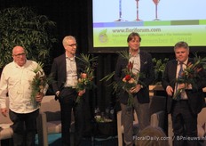 De sprekers gaan met een bloemetje naar huis.