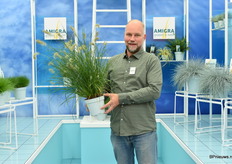 Erik van der Voort met zijn grassen. Het loopt goed en de Pennisetum Little Hameln was zelfs uitverkocht (maar zal volgend jaar weer verkrijgbaar zijn).