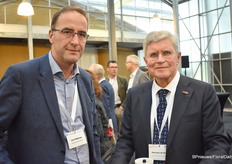 Coen Meijeraan van Royal FloraHolland praat bij met Herman de Boon.