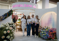 De dames van Agrivaldani, met instagrammable hoekjes rondom hun stand