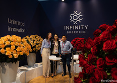Het team van Infinity Breeding tussen hun grote vazen met rozen