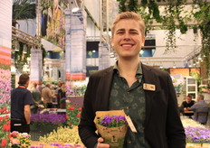 Poul Madsen (Gartneriet) houdt de Camanula, Dark get mee genaamd vast