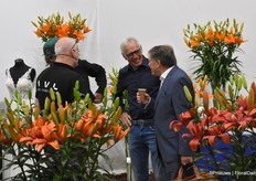 Tijdens de opening hield de voormalige voorzitter van de Land- en Tuinbouwbond (LTO), Sjaak van der Tak, een toespraak. Op deze foto komt hij net aan en praat hij met Wijnand en zijn team.