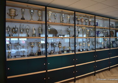 Een kijkje in de prijzenkast van Jan de Wit en Zonen. Ze zijn gespecialiseerd in lelies en tulpen en ze exporteren nog veel meer bollen. Ze ontvingen veel prijzen over de hele wereld, vooral voor hun tulpen en lelies.