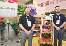 Tobias Smith en Josh Partlow, Westbrook Greenhouses naast de zelf watergevende bloemenpot, de nieuwste aanwinst in hun portfolio