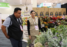 Ana Andrade, Sun Vista Farms in gesprek met een bezoeker