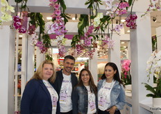 Andrea Flaherty, Juan Pablo Sierra, Marcella Lucio-Chinchilla en Jessica Bustos, Silver Vase