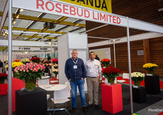 Ruud van der Gaast en Dimple Mehta, Rosebud Limited, tonen de kleurrijke Oegandese rozen