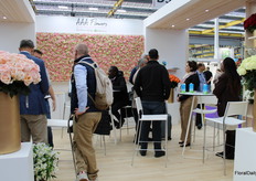 Drukte bij de stand van AAA Flowers