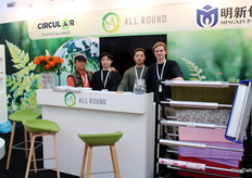 Alan Ho, Robert Ho, Michael Chunyu Ho en Joep Buis van All Round Packaging, die hun bloemenhoezen presenteerden