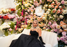 Alina Neasca in de stand van Alexandra Farms