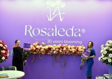 Karina Pallares en Mabel Alvarado van Floricola la Rosaleda S.A. met hun nieuwe "30 years blooming" logo.