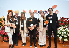 Laura Gomez, Carlos Gomez, Maryluz Naranjo, Paul Molina, Annabell Trujillo en Daniel Gomez van Naranjo Roses Ecuador S.A. Naranjo promoot nu Ecuadoraanse rozen in Amsterdam met verse voorraden van het teeltbedrijf.